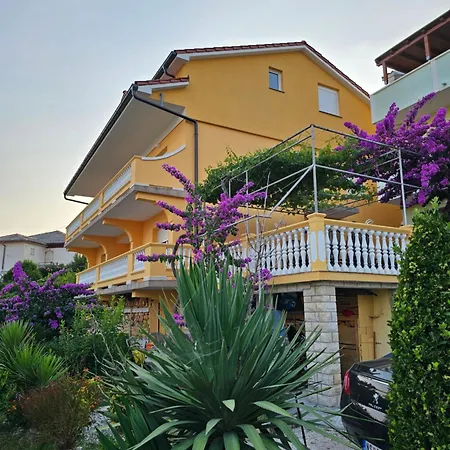 Guest house Neda Rab Town